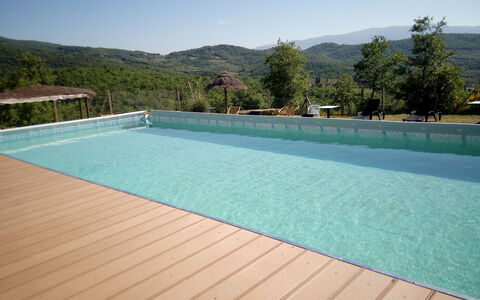 Villa Leo: Piscina, Propiedad, Ocio, Agua, Bienes Raíces, Hierba, Suelo, Casa, Cielo, Vacaciones