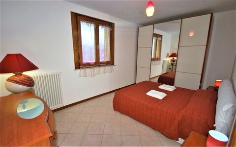 Villa Leo: Habitación, Habitación, Cama, Mueble, Propiedad, Edificio, Diseño De Interiores, Sábana, Suelo, Marco De La Cama