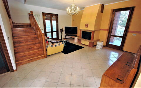 Villa Leo: Habitación, Suelo, Propiedad, Madera Dura, Suelos De Madera, Edificio, Piso, Mueble, Diseño De Interiores, Madera
