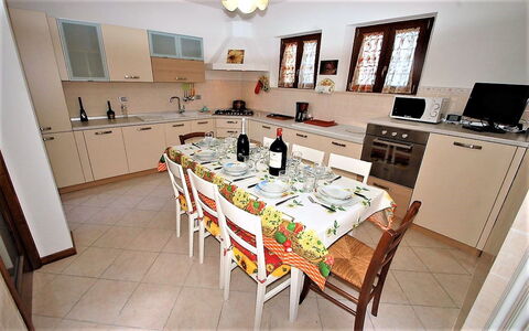Villa Leo: Habitación, Comedor, Propiedad, Mueble, Mesa, Edificio, Diseño De Interiores, Suelo, Cocina, Bienes Raíces