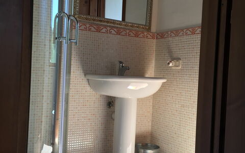 Casa Alla Minuccia Di Villa a Sesta: Baño, Propiedad, Habitación, Loseta, Arreglo De Tubería, Baño, Arquitectura, Casa, Diseño De Interiores, Suelo