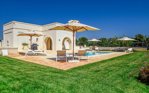Il Casalino - Corte dei Messapi: Cielo, Planta, Edificio, Sombra, Mueble Para Exteriores, El Terreno Del Lote, Casa, Rectángulo, Ocio, Hierba