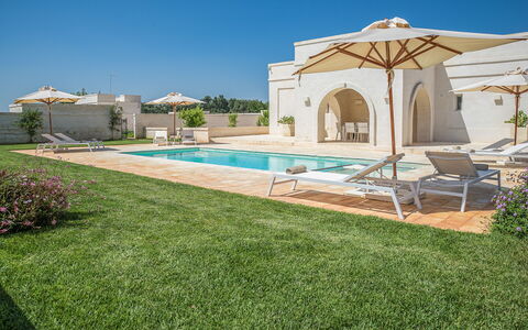Il Casalino - Corte dei Messapi: Cielo, Planta, Sombra, El Terreno Del Lote, Piscina, Hierba, Casa, Paisaje, Bienes Raíces, Mueble Para Exteriores
