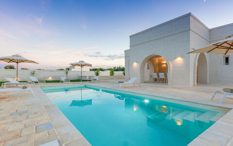 Il Casalino - Corte dei Messapi: Agua, Cielo, Propiedad, Planta, Edificio, Piscina, Azur, Diseño De Interiores, Ventana, Ocio