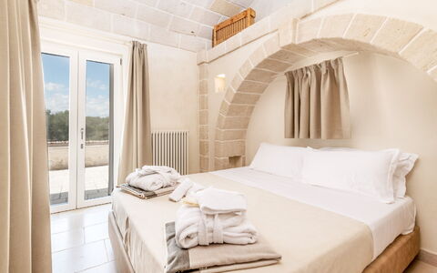 Il Casalino - Corte dei Messapi: Mueble, Propiedad, Edificio, Comodidad, Textil, Madera, Diseño De Interiores, Marco De La Cama, Suelo, Cama