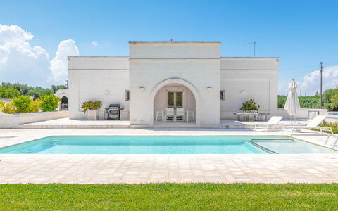 Il Casalino - Corte dei Messapi: Cielo, Planta, Agua, Propiedad, Nube, Azur, Rectángulo, Hierba, Piscina, Edificio