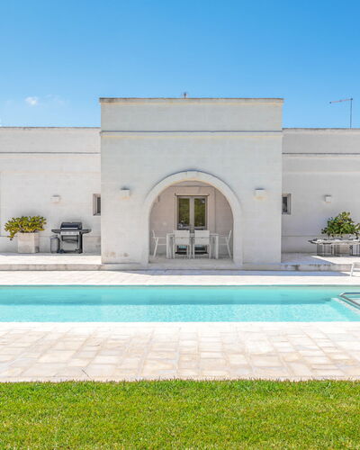 Il Casalino - Corte dei Messapi: Cielo, Planta, Agua, Propiedad, Nube, Azur, Rectángulo, Hierba, Piscina, Edificio