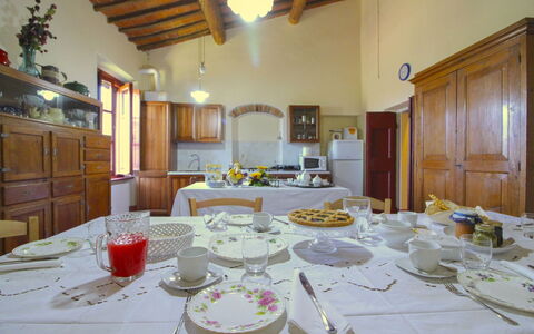 Galleria di Brolio: Mueble, Mesa, Vajilla, Diseño De Interiores, Manteles, Cocina Y Comedor Mesa, Encendiendo, Comedor, Piso, Silla