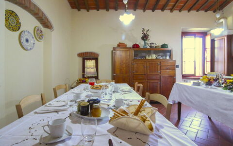Galleria di Brolio: Mueble, Diseño De Interiores, Madera, Mesa, Comedor, Techo, Cocina Y Comedor Mesa, Habitación, Encendiendo, Silla