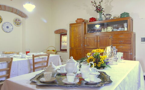Galleria di Brolio: Mueble, Vajilla, Mesa, Manteles, Diseño De Interiores, Comedor, Cocina Y Comedor Mesa, Utensilios Para Servir, Vajilla, Encendiendo