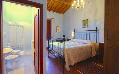 Galleria di Brolio: Diseño De Interiores, Techo, Mueble, Piso, Suelo, Habitación, Cama, Habitación, Marco De La Cama, Lámpara