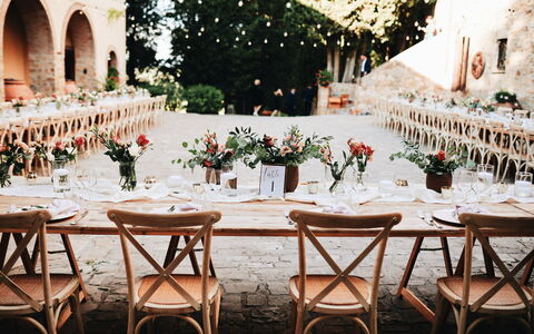 Quercia Al Poggio - Weddings And Events: Decoración, Mesa, Mueble, Planta, Manteles, Silla, Arquitectura, Diseño De Interiores, Amarillo, Pasillo De La Función