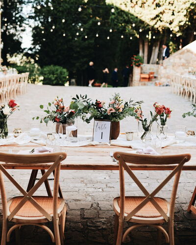 Quercia Al Poggio - Weddings And Events: Decoración, Mesa, Mueble, Planta, Manteles, Silla, Arquitectura, Diseño De Interiores, Amarillo, Pasillo De La Función