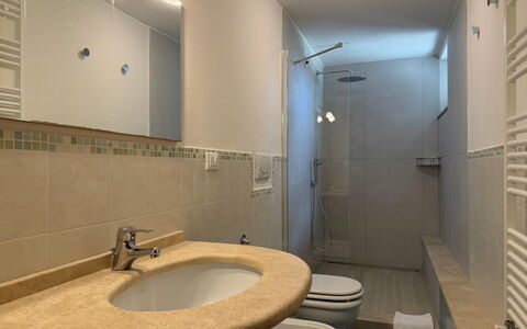 Villa Eleonora: Baño, Lavabo Del Baño, Arreglo De Tubería, Piso, Pared, Lavabo, Diseño De Interiores, Suelo, Grifo, Espejo