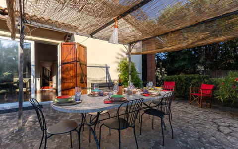 Villa Mimosa: Mesa, Planta, Mueble, Silla, Sombra, Madera, Mueble Para Exteriores, Árbol, Mesa Al Aire Libre, Ocio
