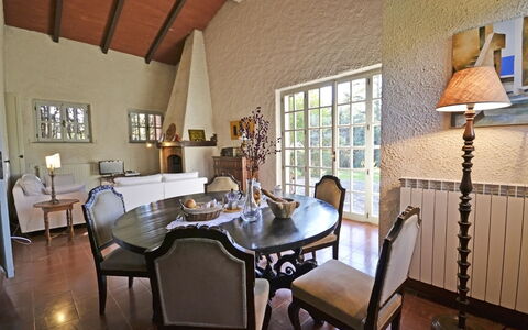 Villa Mimosa: Habitación, Propiedad, Comedor, Edificio, Diseño De Interiores, Mueble, Mesa, Bienes Raíces, Casa, Casa