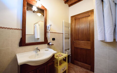 Villa Rubino: Baño, Habitación, Propiedad, Edificio, Loseta, Diseño De Interiores, Casa, Bienes Raíces, Mueble De Baño, Arquitectura