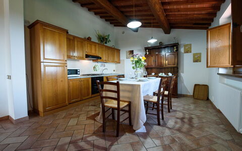Villa Rubino: Propiedad, Habitación, Edificio, Mueble, Cocina, Suelo, Diseño De Interiores, Mostrador, Casa, Bienes Raíces