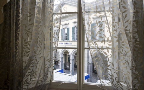 Appartamento Il Teatro: Arquitectura, Cortina, Diseño De Interiores, Ventana, Edificio, Habitación, Textil, Tratamiento De La Ventana, La Luz Del Día, Vaso