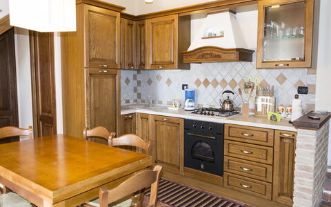 Villa Camelia: Mueble, Mostrador, Gabinetes, Habitación, Cocina, Propiedad, Diseño De Interiores, Edificio, Casa, Suelo