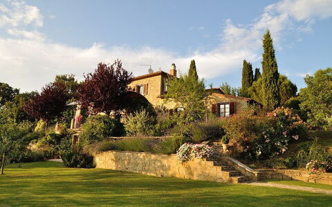 Villa Rosmarino: Propiedad, Paisaje Natural, Cielo, Inmuebles, Casa, Hierba, Casa, Árbol, Edificio, Nube
