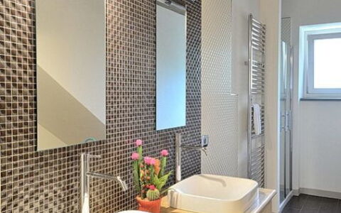 Villa Rosmarino: Baño, Habitación, Propiedad, Lavabo, Diseño De Interiores, Loseta, Edificio, Arreglo De Tubería, Arquitectura, Pared