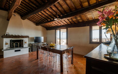 Terrazza Cortonese: Mesa, Flor, Mueble, Madera, Edificio, Diseño De Interiores, Mostrador, Planta, Gabinetes, Cocina
