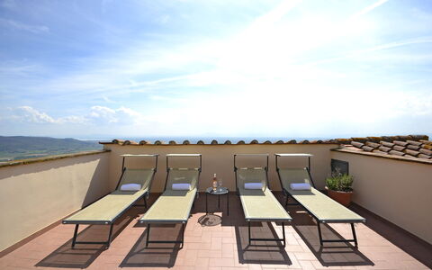 Terrazza Cortonese: Cielo, Arquitectura, Edificio, Casa, Techo, Horizonte, Mar, Mueble