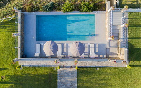 Villa Chiara: Azul, Árbol, Hierba, Casa, Casa, El Terreno Del Lote, Ventana, Techo, Edificio