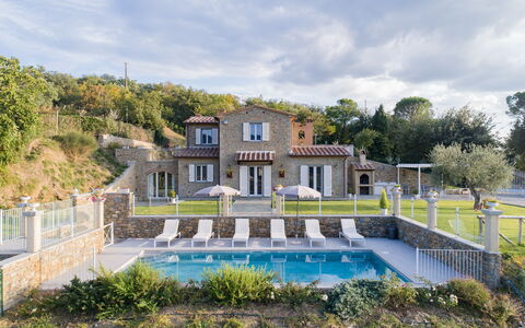 Villa Chiara: Propiedad, Casa, Edificio, Casa, Inmuebles, Bienes Raíces, Barrio Residencial, Arquitectura, Villa, Piscina