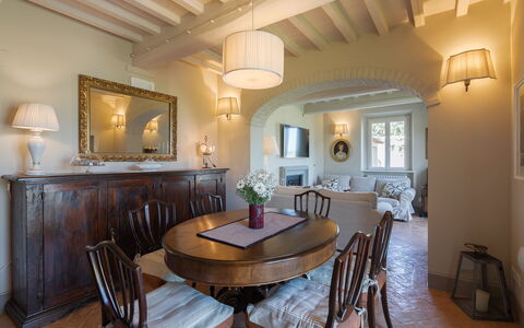 Villa Chiara: Habitación, Propiedad, Edificio, Diseño De Interiores, Mueble, Techo, Comedor, Casa, Mesa, Bienes Raíces