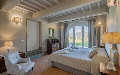 Villa Chiara: Habitación, Habitación, Mueble, Diseño De Interiores, Propiedad, Techo, Cama, Edificio, Marco De La Cama, Pared