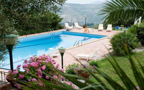 Villa Ivoni: Propiedad, Piscina, Recurso, Vacaciones, Bienes Raíces, Casa, Edificio, Hierba, Ocio, Villa