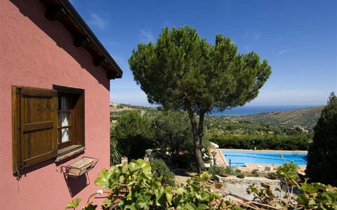 Villa Ivoni: Propiedad, Casa, Cabaña, Árbol, Bienes Raíces, Edificio, Habitación, Vacaciones, Villa, Casa