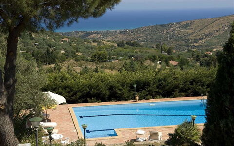 Villa Ivoni: Piscina, Propiedad, Azur, Vacaciones, Casa, Villa, Recurso, Árbol, Bienes Raíces, Inmuebles