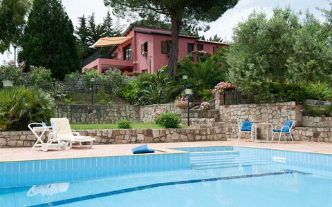 Villa Ivoni: Piscina, Propiedad, Ocio, Casa, Edificio, Bienes Raíces, Centro De Ocio, Villa, Casa, Barrio Residencial