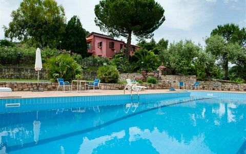 Villa Ivoni: Piscina, Propiedad, Ocio, Agua, Edificio, Bienes Raíces, Casa, Vacaciones, Villa, Inmuebles