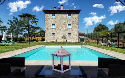 Villa Il Palazzo: Agua, Cielo, Nube, Planta, Propiedad, Edificio, Piscina, Azur, Árbol, Encendiendo
