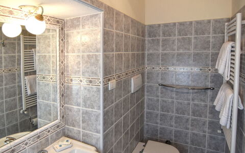 Villa Il Palazzo: Baño, Habitación, Loseta, Propiedad, Pared, Suelo, Bienes Raíces, Diseño De Interiores, Arreglo De Tubería, Mármol