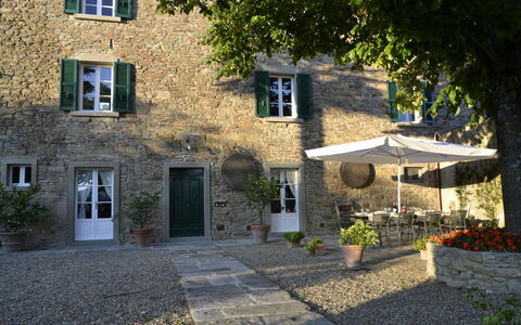 Villa Il Borgo: Propiedad, Casa, Edificio, Casa, Bienes Raíces, Cabaña, Patio, Arquitectura, Inmuebles, Guijarro