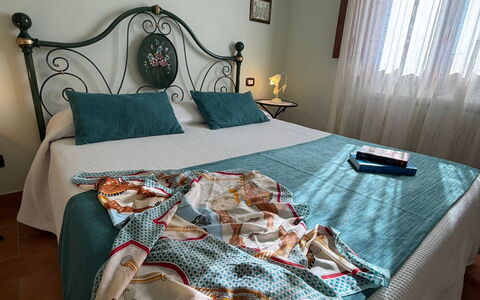Villa Mira: Habitación, Linos, Diseño De Interiores, Mueble, Sábana, Cama, Textil, Lecho, Habitación, Suelo