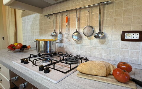 Villa Mira: Cocina, Aparato De Cocina, Mostrador, Estufa De Cocina, Estufa De Gas, Estufa, Estufa, Electrodoméstico, Electrodoméstico