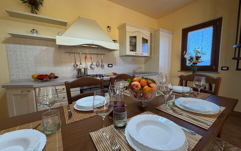 Villa Mira: Mueble, Diseño De Interiores, Vajilla, Mesa, Silla, Comedor, Madera, Cocina Y Comedor Mesa, Habitación, Piso