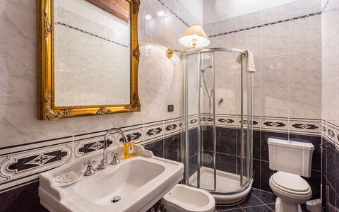 Villa Francesca: Baño, Propiedad, Habitación, Diseño De Interiores, Arreglo De Tubería, Casa, Edificio, Loseta, Bienes Raíces, Arquitectura