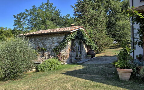Villa Marina: Propiedad, Casa, Pared, Casa, Cabaña, Bienes Raíces, Árbol, Edificio, Hierba, Jardín