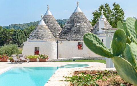 Trullo Oak: Planta, Agua, Propiedad, Cielo, Árbol, Piscina, Planta Terrestre, Hierba, Silla, Bienes Raíces