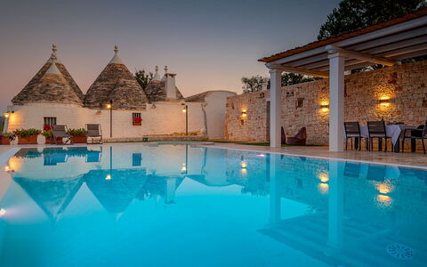 Trullo Oak: Agua, Cielo, Piscina, Azur, Planta, Edificio, Encendiendo, Árbol, Cuerpo De Agua, Nube