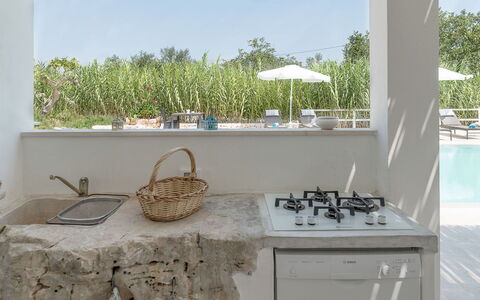 Trullo Oak: Planta, Propiedad, Cielo, Mostrador, Estufa De Cocina, Sombra, Diseño De Interiores, Cocina, Arreglo De Tubería, Suelo