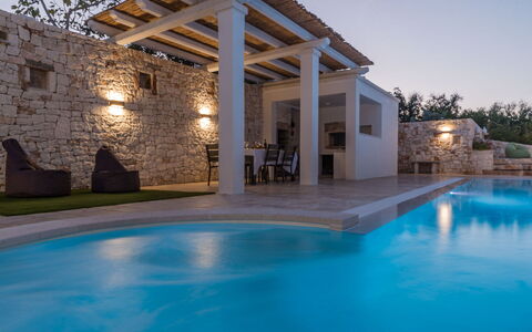 Trullo Oak: Agua, Planta, Propiedad, Piscina, Azul, Cielo, Edificio, Árbol, Sombra, Diseño De Interiores
