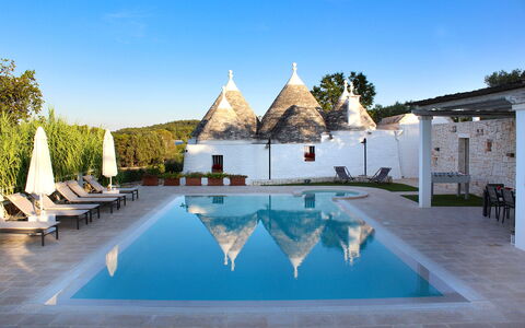 Trullo Oak: Cielo, Agua, Propiedad, Azur, Edificio, Árbol, Arquitectura, Cuerpo De Agua, Ocio, Sombra